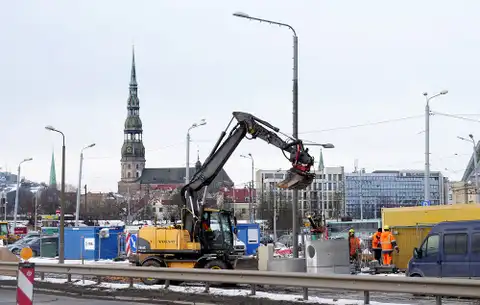 Krastmalas pārbūvētāji pārrāvuši ūdensvadu Rīgas centrā
