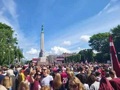 Desmitiem tūkstoši cilvēku pie Brīvības pieminekļa sagaida Latvijas hokeja izlasi