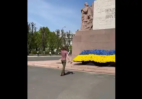 «Наши деды воевали за свободу»: молодой человек пояснил полиции, почему нес гвоздики к Милде (ВИДЕО)