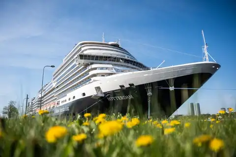 Rīgas ostā pirmoreiz piestāj «Holland America Line» kruīza kuģis «Rotterdam»