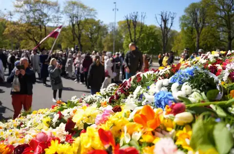 Возле Милды создан цветочный ковер, воссоздающий контуры Латвии (ФОТО)