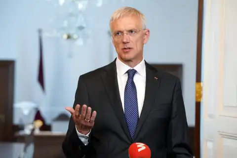 Piekrītot kritikai par privātajām lidmašīnām, Kariņš uzsver savu ieguldījumu Latvijas lomas ES un NATO stiprināšanā