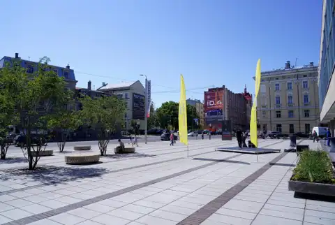 В Риге открыли обновленный сквер рядом с театром Дайлес. ФОТО