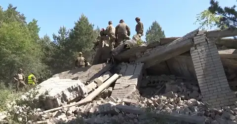 Как в Ирбене взрывали аварийное здание: подключили армию (ВИДЕО)