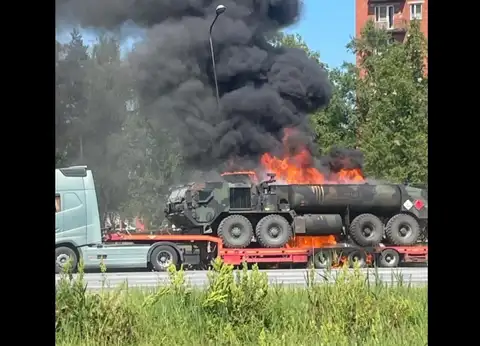 Salaspilī uz vilcēja treilera aizdedzies sabiedroto degvielas vedējs (VIDEO)
