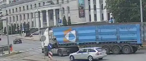Грузовик переехал пешехода возле ВЭФ. Полиция ищет свидетелей