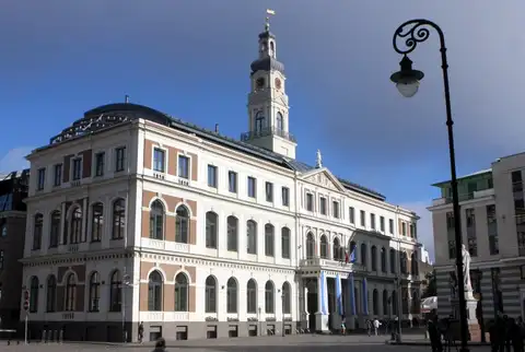 Ar kādu no Latvijā reģistrētiem uzņēmumiem oficiāli saistīti 27 Rīgas domnieki