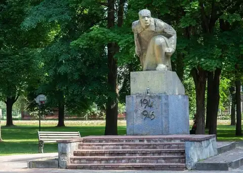 Не из списка: в Виляке демонтируют памятник советской власти