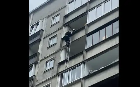 В Золитуде малыш запер мать на балконе: как вызволяли женщину