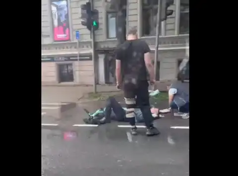 Два «Болта» не поделили дорогу: таксист сбил самокатчика (ВИДЕО)