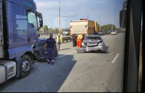 Авария на Островном мосту: фура зажала две машины, образовалась внушительная пробка (ФОТО)