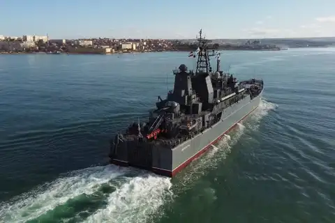 Куда направляется? В Балтийском море замечена личная яхта Путина с военным эскортом