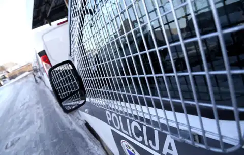 Rīgas pašvaldības policija notvērusi iespējamo atkritumu konteineru dedzinātāju