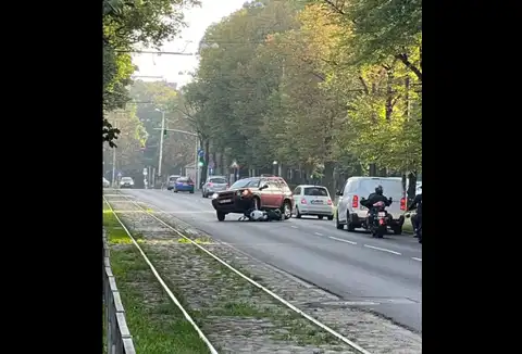 Не успел среагировать: на улице Миера в Риге под колеса внедорожника попал мотоциклист. ФОТО