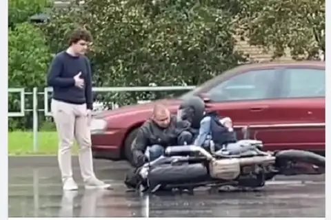 Мотоциклист с маленьким ребенком столкнулся с «Volvo»: ДТП в Пурвциемсе (ВИДЕО)