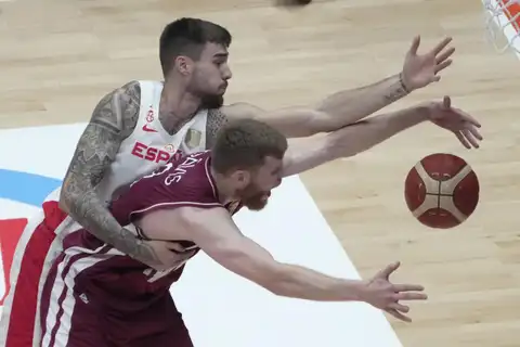 Latvijas basketbolisti uzvar Spāniju un turpina cīņu par ceturtdaļfinālu