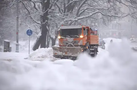 Rīgā par savlaicīgi neiztīrītām autostāvvietām un pieturām uzņēmējiem piemēroti līgumsodi
