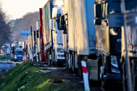 VID: Pēc Lietuvas un Baltkrievijas robežas slēgšanas ievērojami pieaugs kravas auto rinda Latvijas robežpunktos