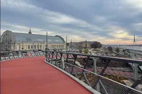 Līdz mēneša beigām plāno nodot ekspluatācijā pārbūvēto Ģenerāļa Radziņa krastmalu Rīgā