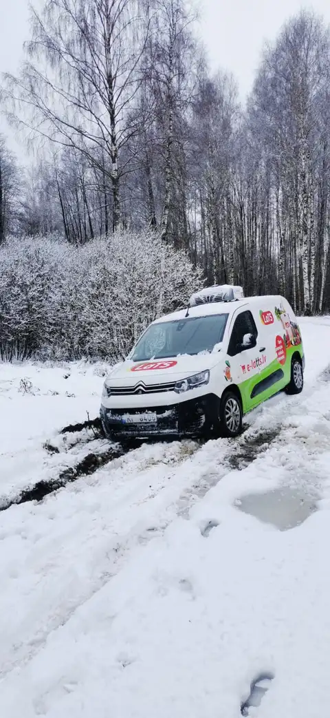 LaTS auto iestieg netīrītā mežā, piegādājot preci