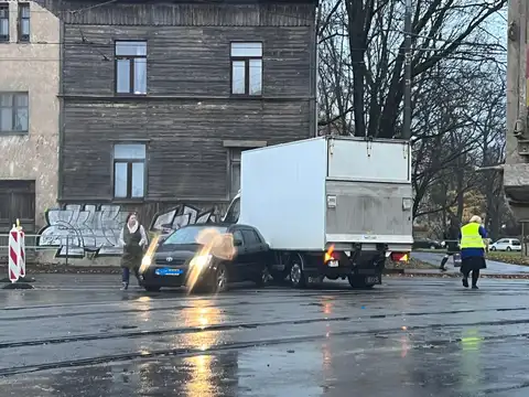 Утром в Иманте образовалась пробка из-за ДТП на ключевом перекрестке