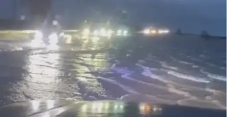 «Шторм века» в Крыму: море затопило даже дороги (ВИДЕО)
