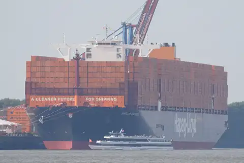 В Красном море горит немецкий контейнеровоз: судно обстреляли проиранские хуситы