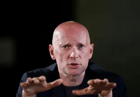 И о «баранах»: Алвис Херманис предложил депутатам работать без зарплаты