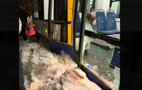 Rīgā no sliedēm noskrienot tramvaja vagonam, cietuši divi pasažieri
