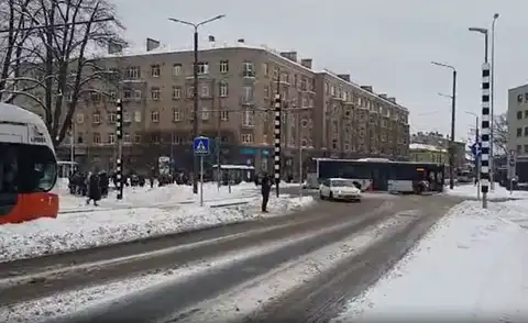 Не только в Риге: в Лиепае на трамвайных рельсах застрял автобус