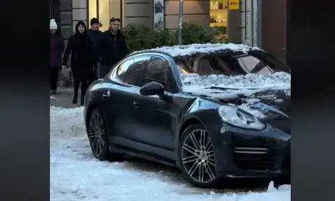 Хорошо, что не на голову: в Старой Риге лёд с крыши помял дорогую машину