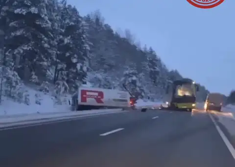 Uz Ventspils šosejas autobusa un kravas automašīnas sadursmē cietuši seši cilvēki