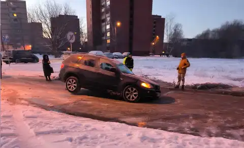 Не послушался и поехал: в Болдерае автомобиль провалился в размытую из-за лопнувшей трубы яму