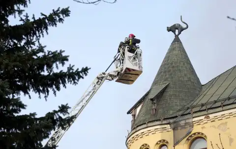 Ugunsgrēka seku dēļ Latviešu valodas aģentūras darbinieki nesniedz konsultācijas un netirgo grāmatas