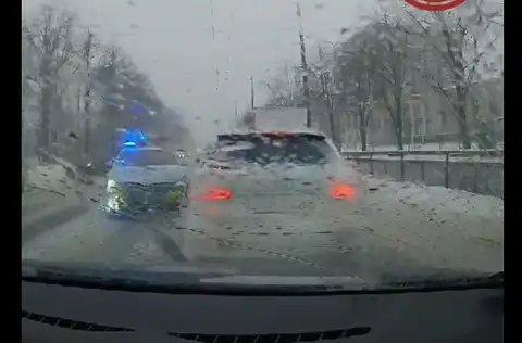 Кто виноват? По видео аварии с участием полицейской машины на Югле решайте сами (ВИДЕО)