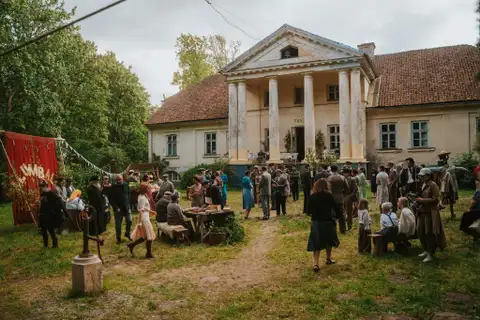 Kinoteātros visā Latvijā sāks demonstrēt daudzsēriju filmu «Pansija pilī»