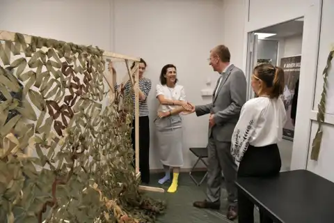 Как в Риге плетут сеточки для украинской армии: личный опыт