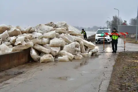 Лёд пошел на город: в Екабпилсе снова эвакуируют жителей