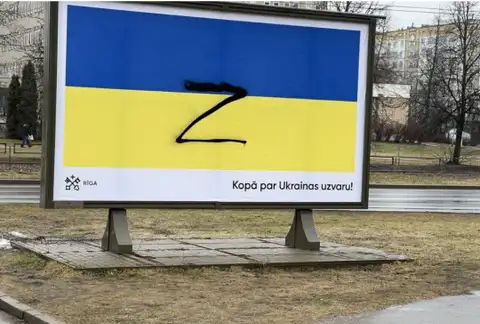 В Плявниеках на плакате с украинским флагом нарисовали Z: полиция отреагировала не сразу