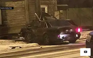 Протаранив бетонный столб, в Риге разбилась машина с российскими номерами