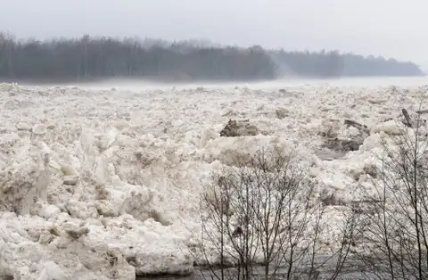 Вода в Даугаве поднялась на 5 м: между Плявиняс и Екабпилсом