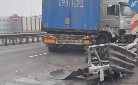 Пробка в сторону Пардаугавы: на Южном мосту разбилась фура