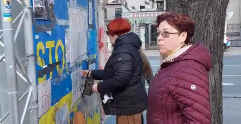 В Риге у посольства РФ женщина сорвала плакаты в поддержку Украины (ВИДЕО) 