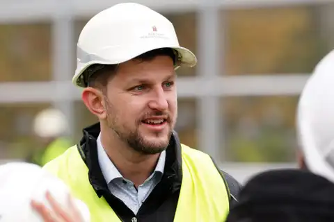 Рижская дума хочет уволить подозреваемого в коррупции чиновника: легко?