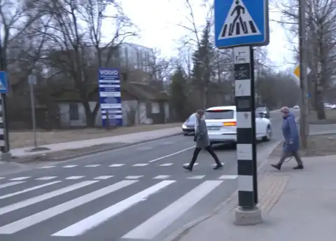 В темноте, под дождем и без светоотражателей: в Золитуде такси сбило ребенка и бабушку на пешеходном переходе