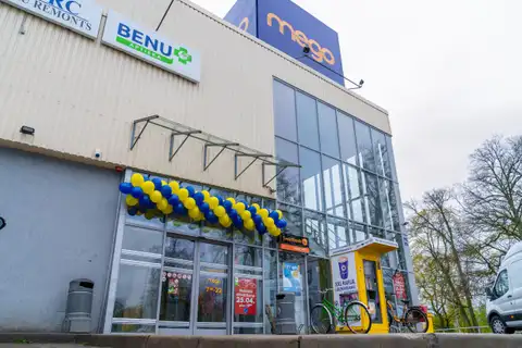 Investējot gandrīz 760 tūkstošus eiro renovācijā,  “Mego” atklāj veikalu Carnikavā