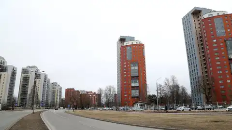 А ведь могло и убить: в Иманте с крыши здания слетела металлическая пластина