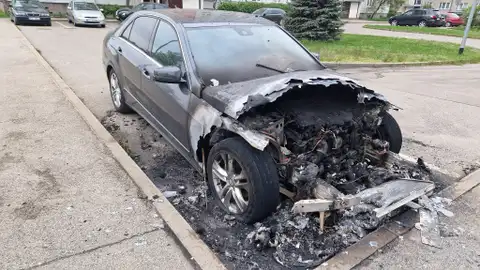 «А у нас во дворе…» На парковке у жилого дома в Болдерае вспыхнула машина (ВИДЕО)