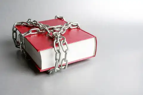 Запрет в действии: книги и журналы изымаются даже из личного багажа