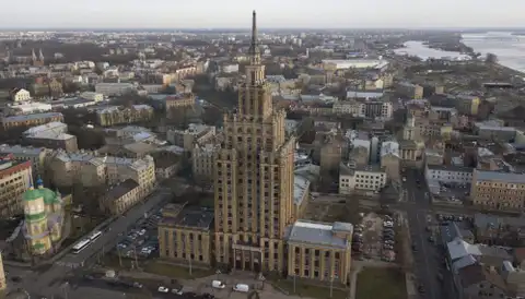 Дворник смотрит свысока: у латвийских академиков — позорные зарплаты